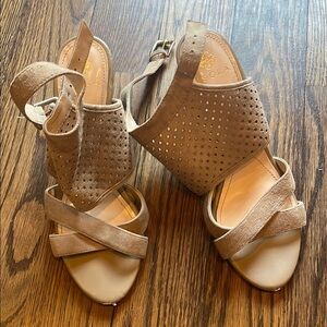 Isola 8 Women's Tan Sandals